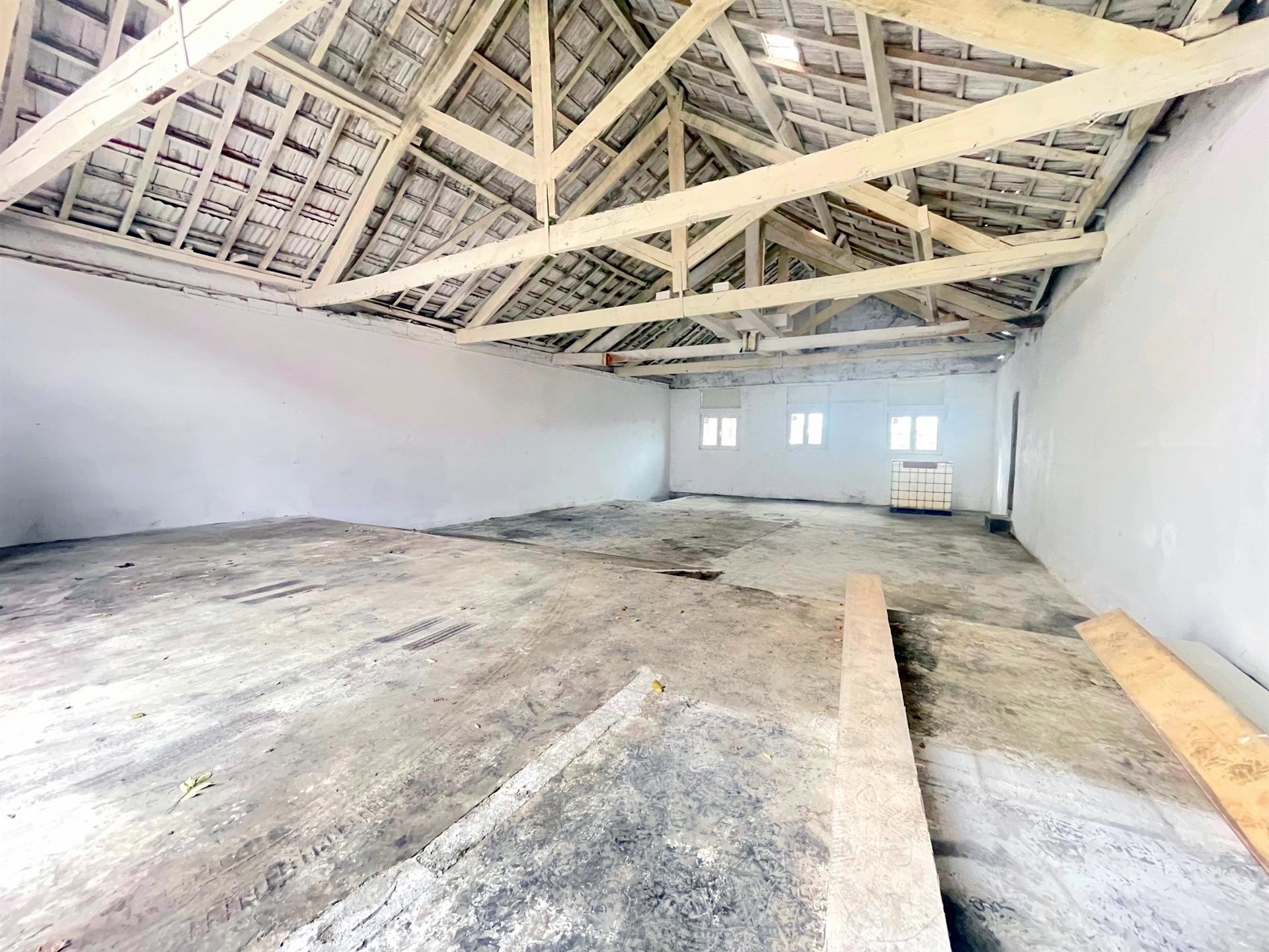 Armazém com 166m2 de área bruta, para arrendamento, em Avintes!