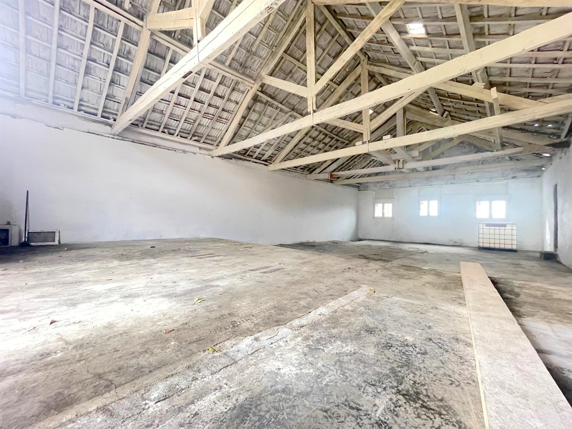 Armazém com 166m2 de área bruta, para arrendamento, em Avintes!