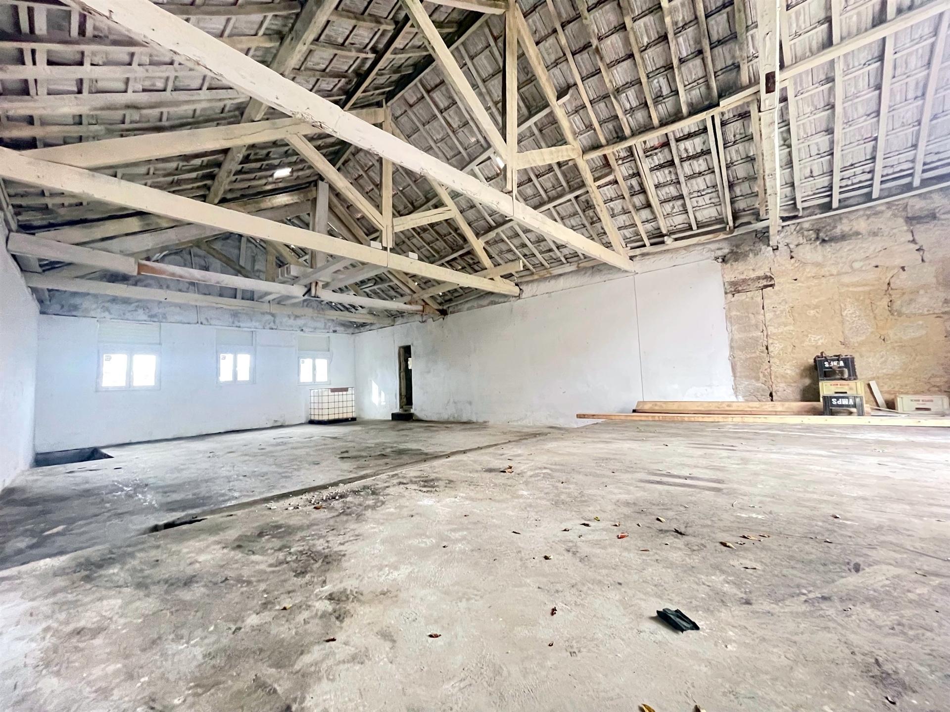 Armazém com 166m2 de área bruta, para arrendamento, em Avintes!