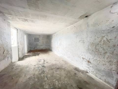 Armazém com 166m2 de área bruta, para arrendamento, em Avintes!