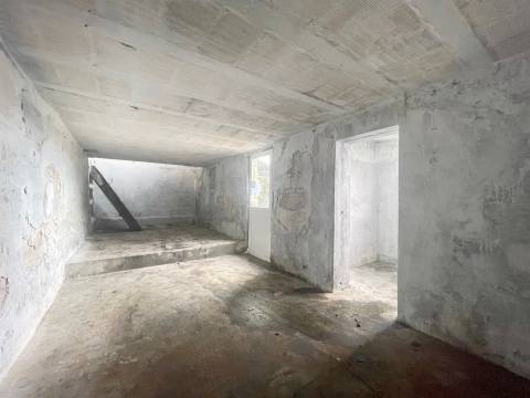 Armazém com 166m2 de área bruta, para arrendamento, em Avintes!