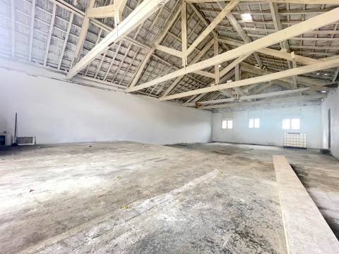 Armazém com 166m2 de área bruta, para arrendamento, em Avintes!