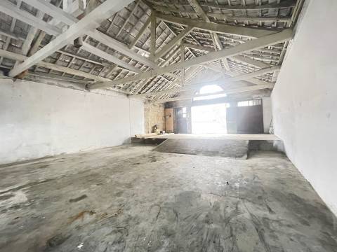 Armazém com 166m2 de área bruta, para arrendamento, em Avintes!