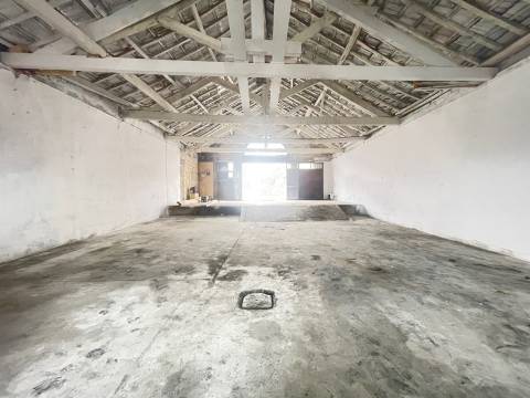 Armazém com 166m2 de área bruta, para arrendamento, em Avintes!