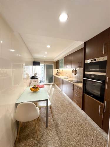 T2+1 em Canidelo com Varanda, Garagem e Excelentes Áreas!