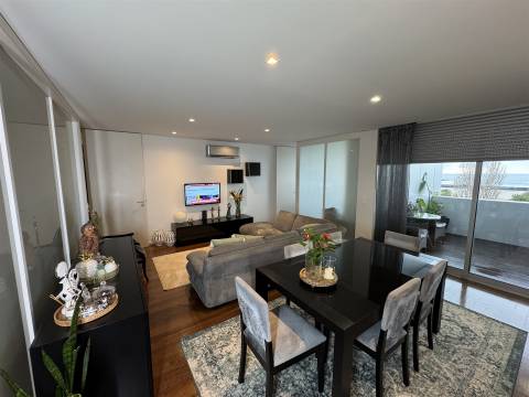 Onde o Luxo encontra o Pôr do Sol: T2+1 Único na Granja com Vistas de Mar!