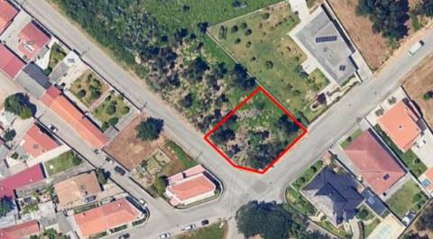 Terreno com 676m2, localizado próximo do Centro de Canelas!