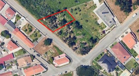 Terreno com 751m2, localizado próximo do Centro de Canelas!