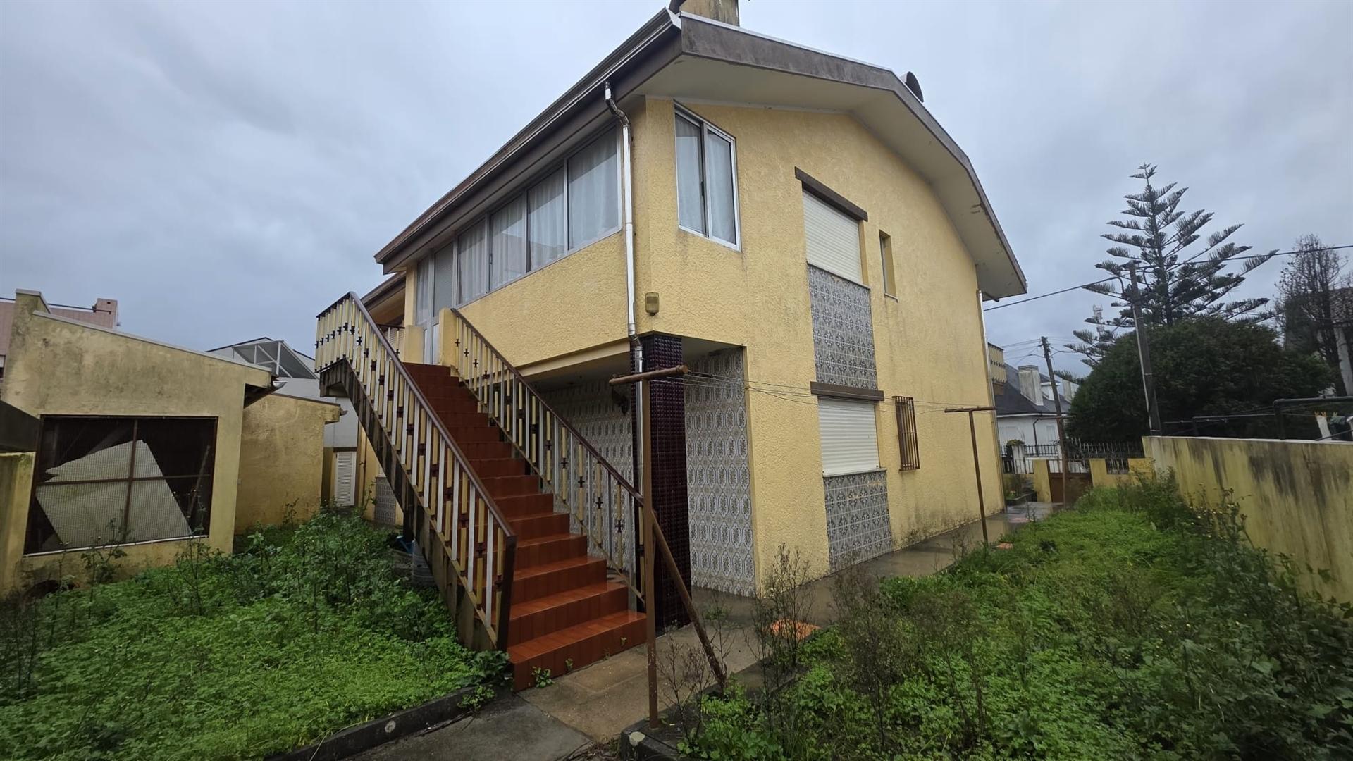 Moradia T3, de 4 frentes, em Arcozelo - Oportunidade Única!