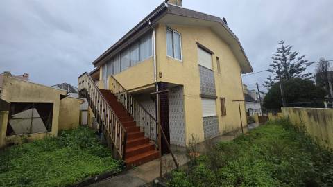 Moradia T3, de 4 frentes, em Arcozelo - Oportunidade Única!