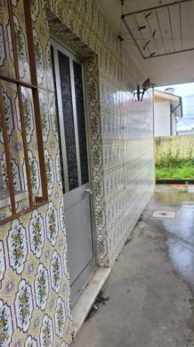 Moradia T3, de 4 frentes, em Arcozelo - Oportunidade Única!