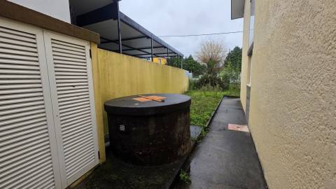 Moradia T3, de 4 frentes, em Arcozelo - Oportunidade Única!