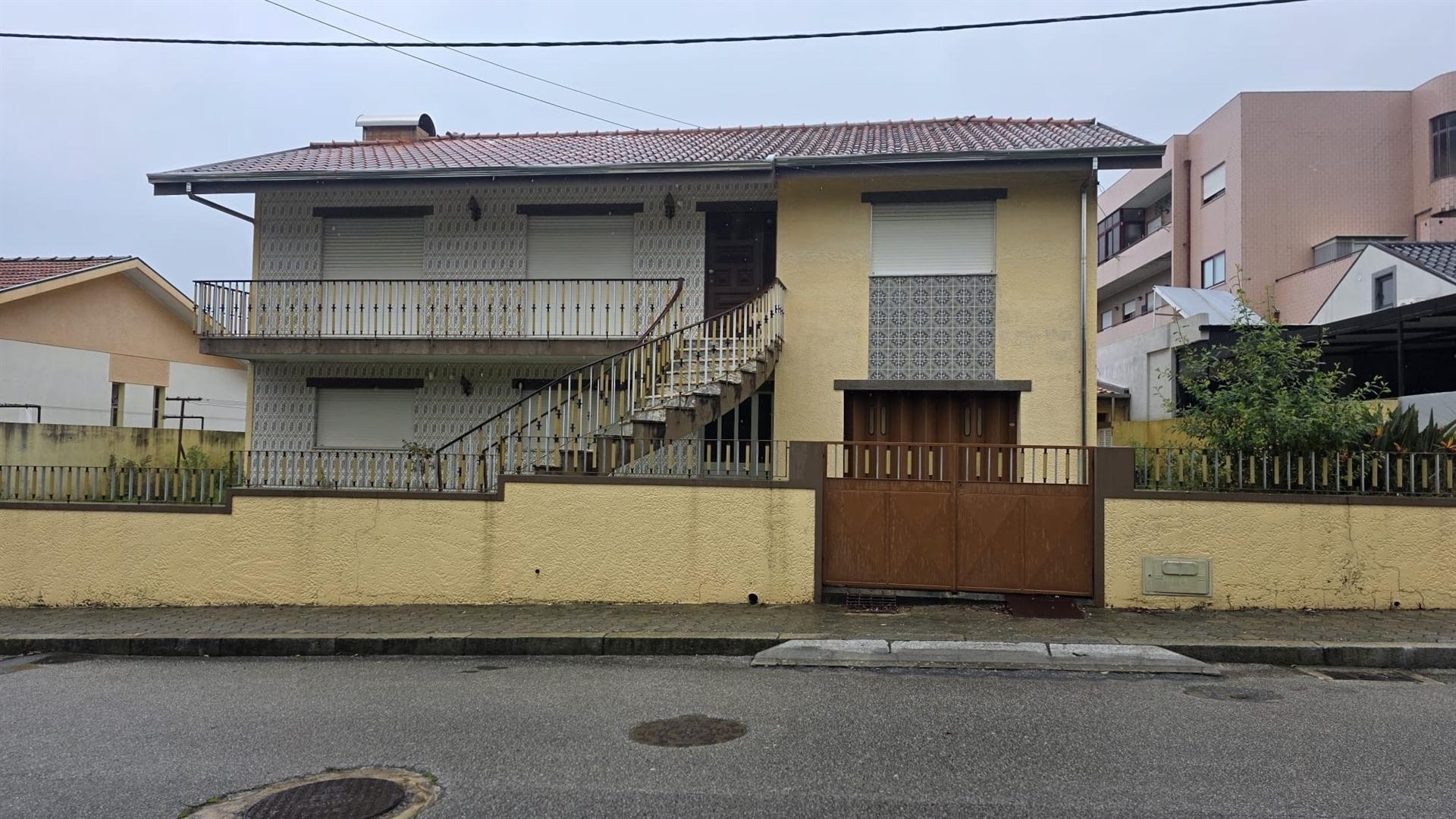 Moradia T3, de 4 frentes, em Arcozelo - Oportunidade Única!