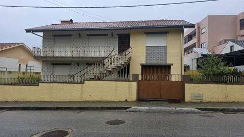 Moradia T3, de 4 frentes, em Arcozelo - Oportunidade Única!