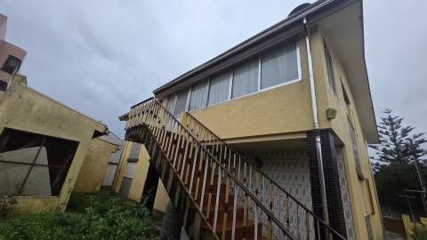 Moradia T3, de 4 frentes, em Arcozelo - Oportunidade Única!