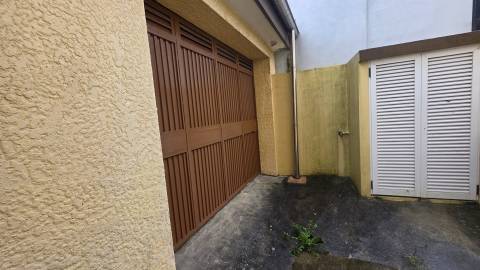 Moradia T3, de 4 frentes, em Arcozelo - Oportunidade Única!