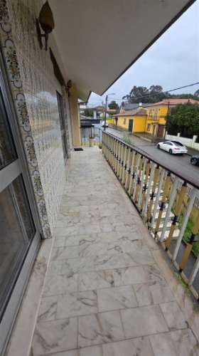 Moradia T3, de 4 frentes, em Arcozelo - Oportunidade Única!