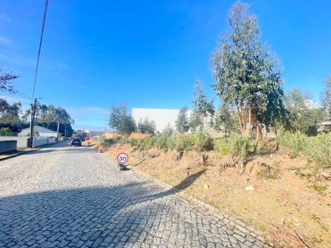 Terreno com 733m2, localizado próximo do Centro de Canelas!