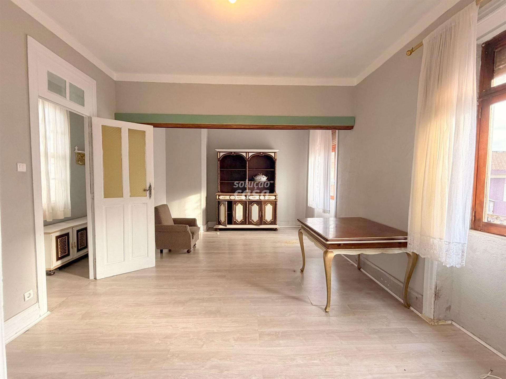 Andar Moradia T3 a 400 metros da Estação de Comboio de Coimbrões!