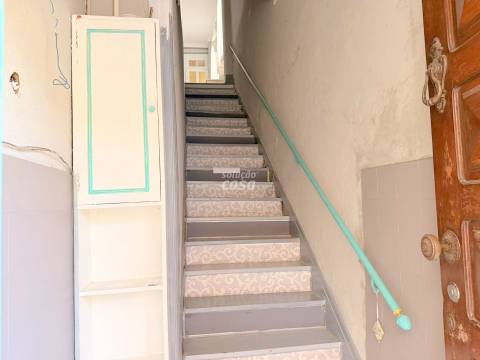 Andar Moradia T3 a 400 metros da Estação de Comboio de Coimbrões!