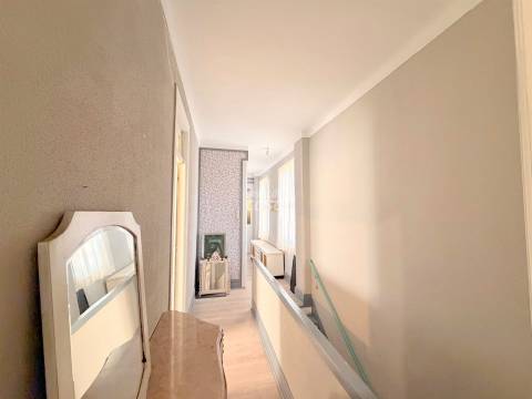 Andar Moradia T3 a 400 metros da Estação de Comboio de Coimbrões!