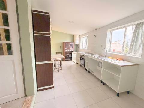 Andar Moradia T3 a 400 metros da Estação de Comboio de Coimbrões!