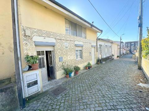 T2+2 localizado a poucos metros da Estação do Metro!