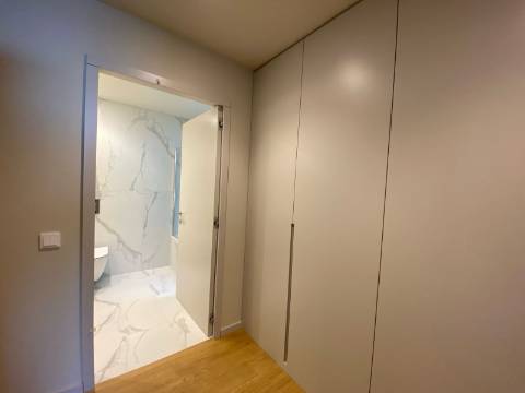 T2 Fantástico no The Next Yard, com Varanda e Vistas Deslumbrantes, nos Jardins D´Arrábida, em Gaia!