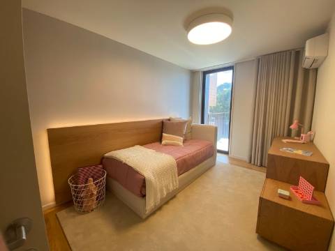 T2 Fantástico no The Next Yard, com Varanda e Vistas Deslumbrantes, nos Jardins D´Arrábida, em Gaia!