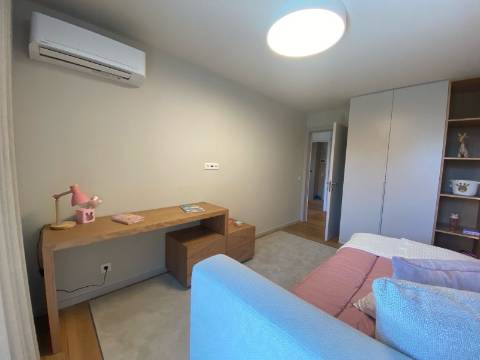 T2 Fantástico no The Next Yard, com Varanda e Vistas Deslumbrantes, nos Jardins D´Arrábida, em Gaia!