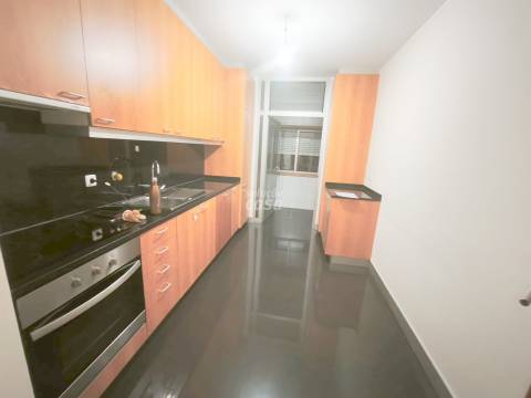 Apartamento T2 localizado próximo do Hospital São João!