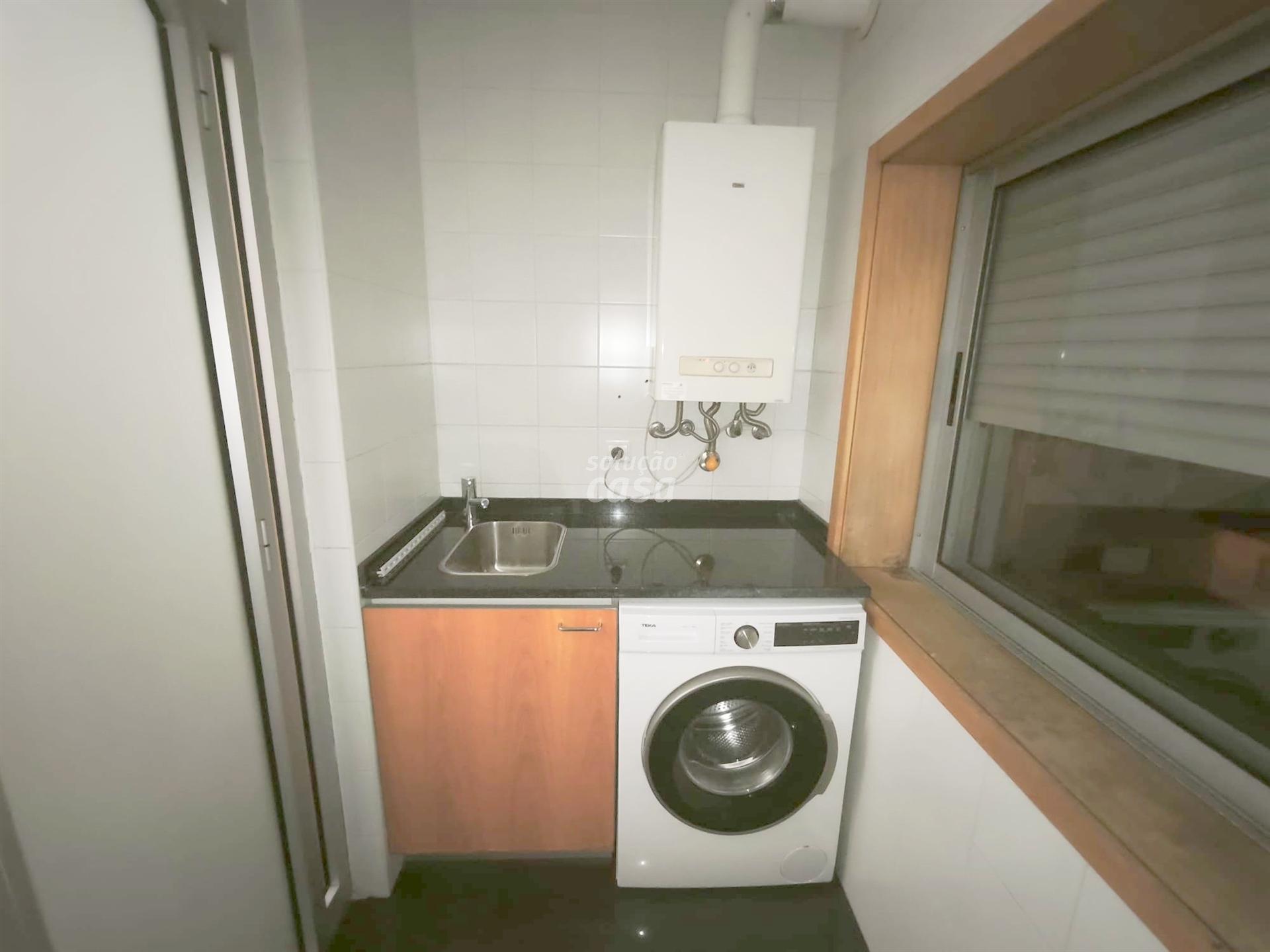 Apartamento T2 localizado próximo do Hospital São João!