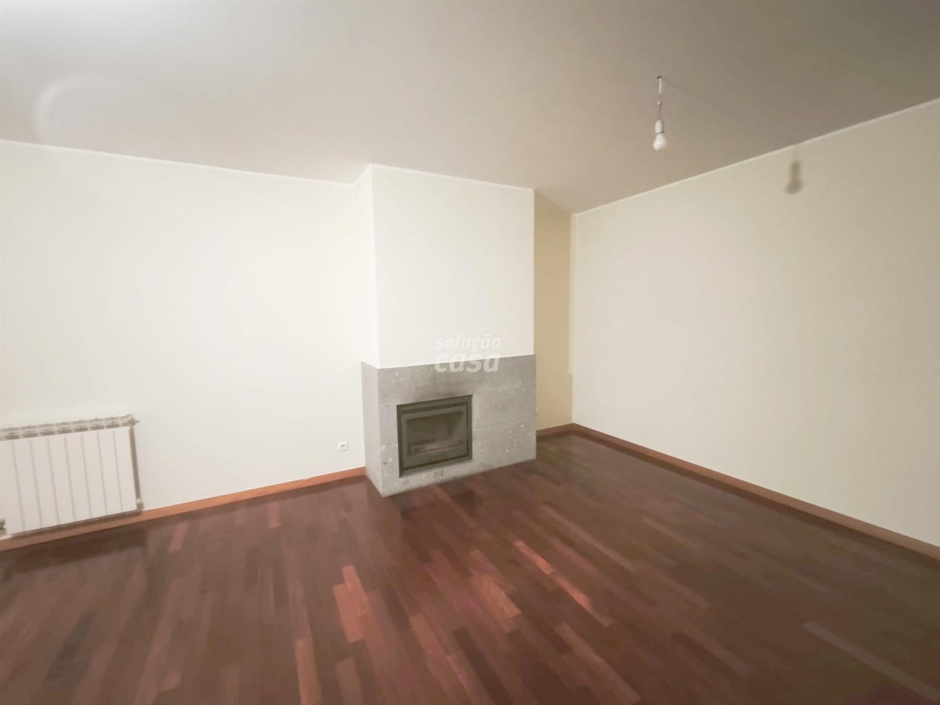 Apartamento T2 localizado próximo do Hospital São João!