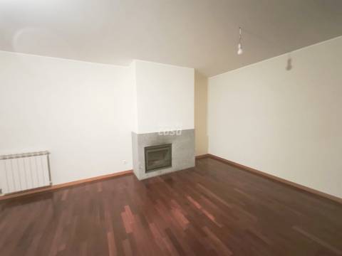 Apartamento T2 localizado próximo do Hospital São João!