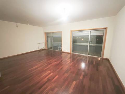 Apartamento T2 localizado próximo do Hospital São João!