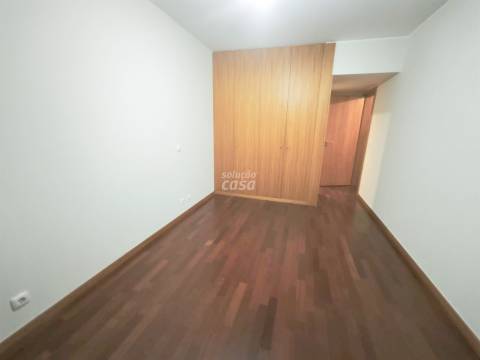 Apartamento T2 localizado próximo do Hospital São João!