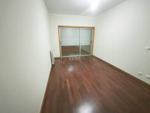 Apartamento T2 localizado próximo do Hospital São João!