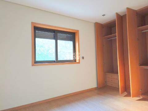 Apartamento T1 localizado a cerca de 700 metros da estação de metro de São Bento.