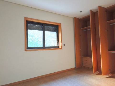 Apartamento T1 localizado a cerca de 700 metros da estação de metro de São Bento.