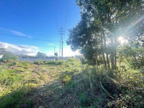 Terreno com 606m2, localizado próximo do Centro de Canelas!