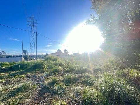 Terreno com 606m2, localizado próximo do Centro de Canelas!