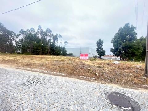 Terreno com 606m2, localizado próximo do Centro de Canelas!