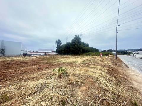 Terreno com 606m2, localizado próximo do Centro de Canelas!