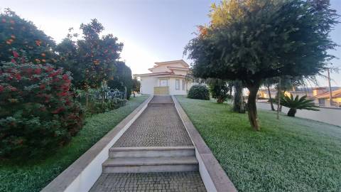 Moradia T4 Venda em Serzedelo,Guimarães