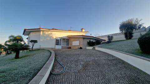 Moradia T4 Venda em Serzedelo,Guimarães