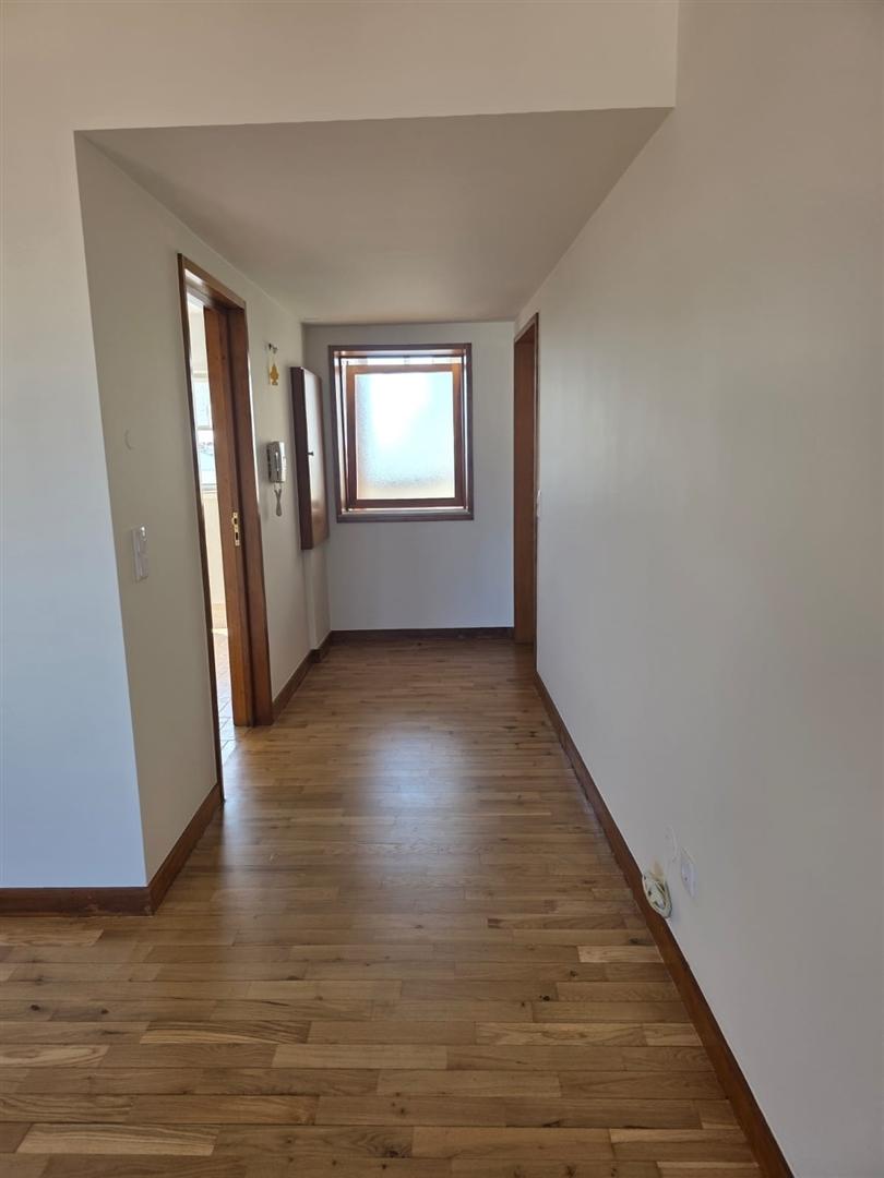 Apartamento T2 remodelado, com elevador e garagem no centro da cidade.