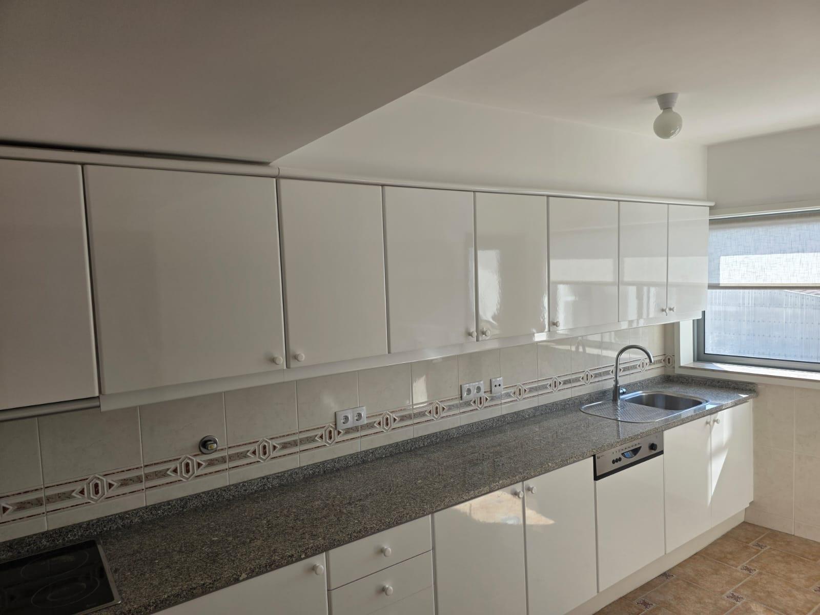 Apartamento T2 remodelado, com elevador e garagem no centro da cidade.