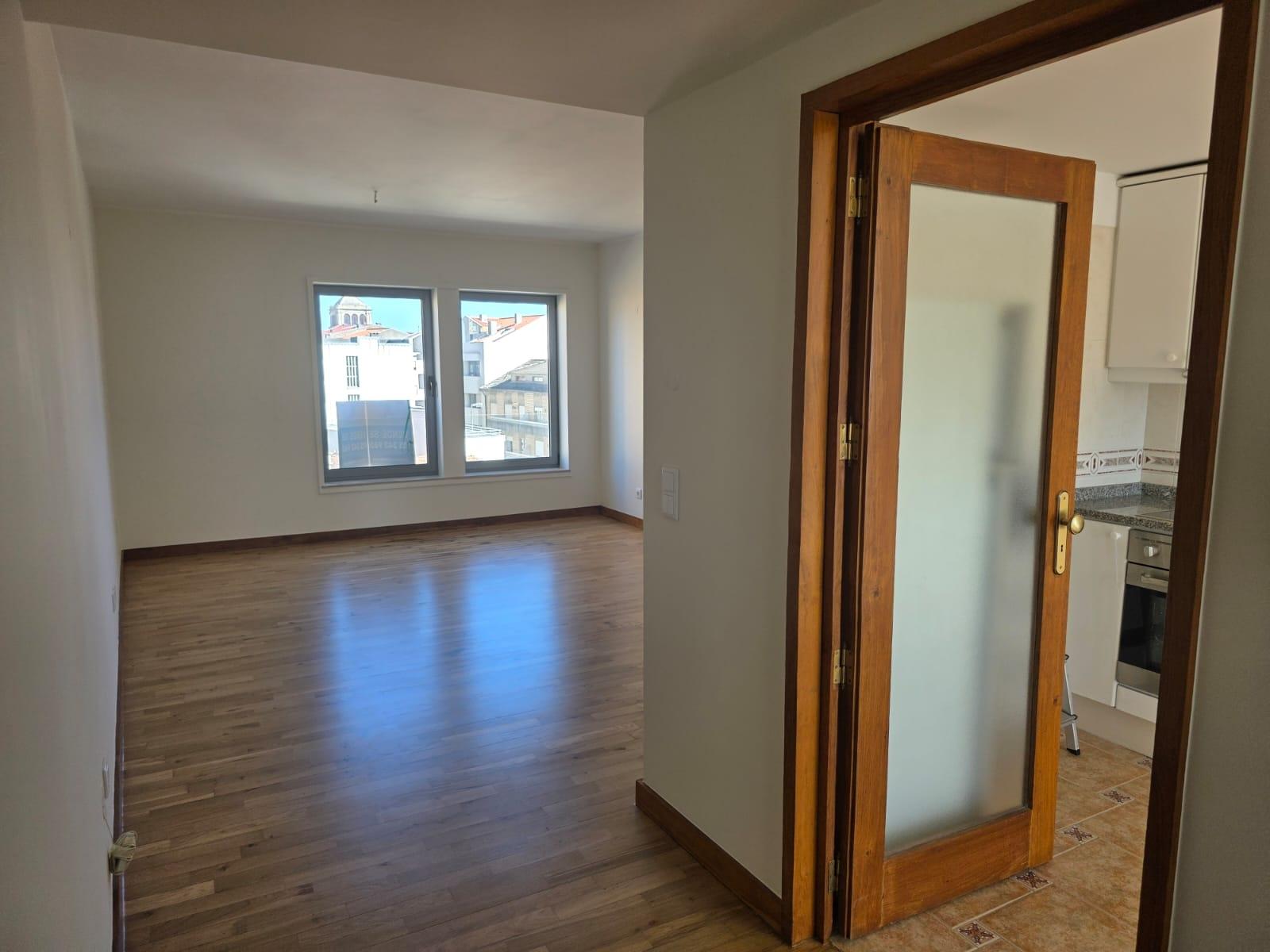 Apartamento T2 remodelado, com elevador e garagem no centro da cidade.