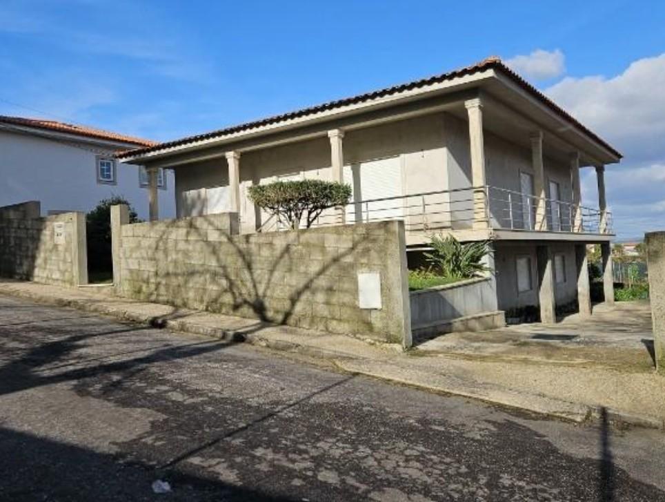 Moradia unifamiliar T3, situada no lugar da Ermida, Santa Cristina do Couto, no concelho de Santo Ti