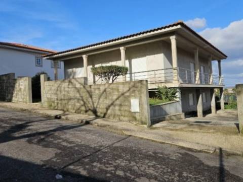 Moradia unifamiliar T3, situada no lugar da Ermida, Santa Cristina do Couto, no concelho de Santo Ti